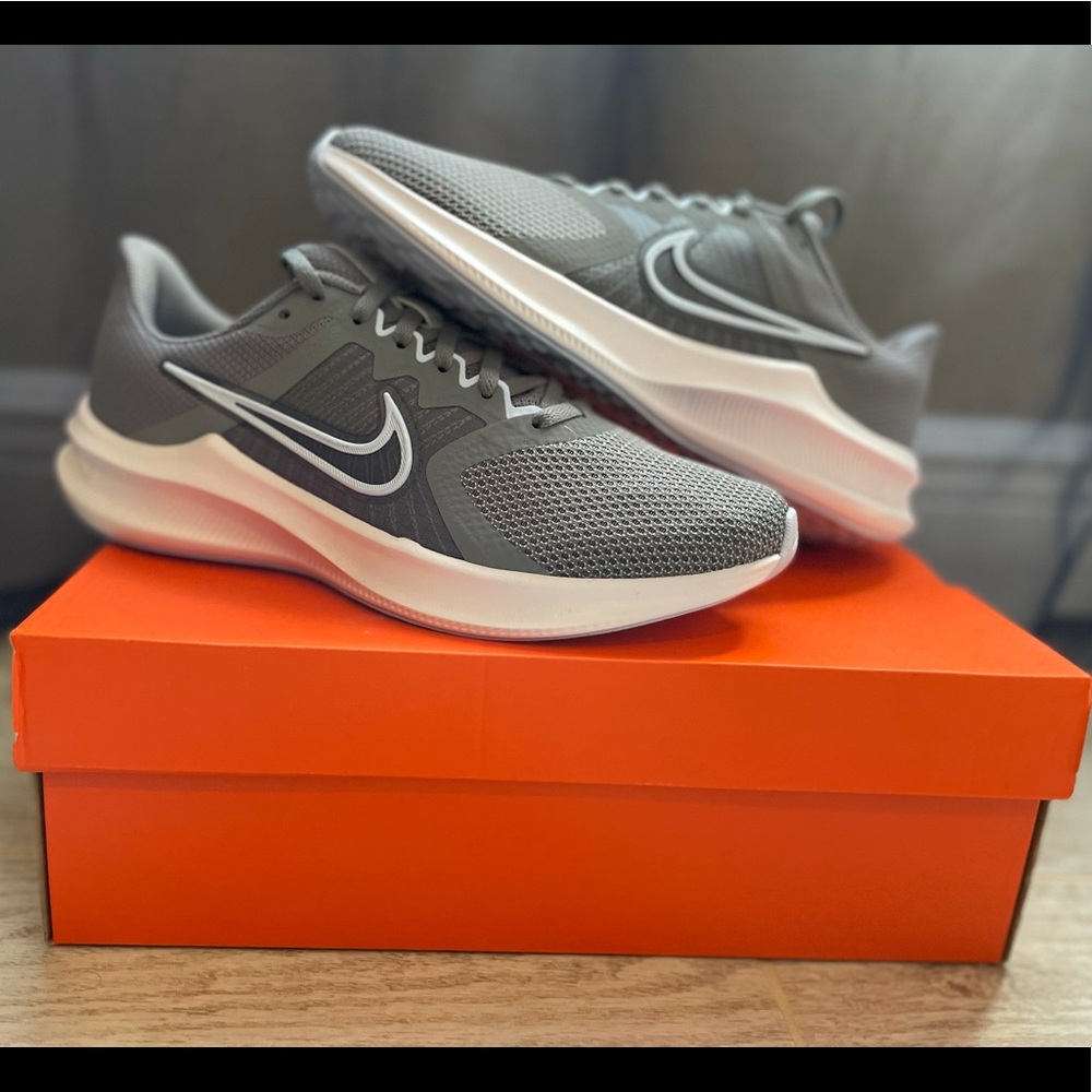 Nike Women’s Downshifter 11 Size 9 NWT